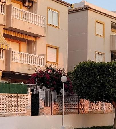 Apartamento Bajo Con Terraza Y Piscina Torrevieja Bagian luar foto