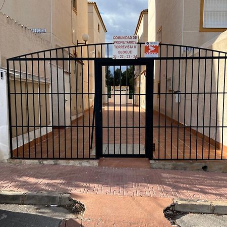 Apartamento Bajo Con Terraza Y Piscina Torrevieja Bagian luar foto