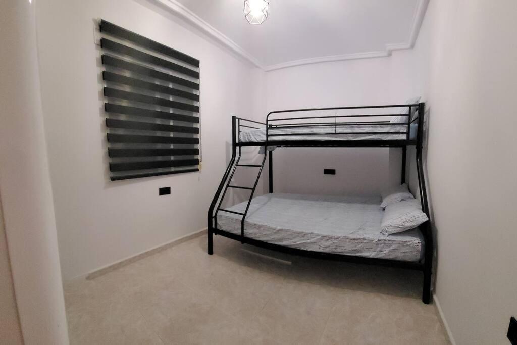 Apartamento Bajo Con Terraza Y Piscina Torrevieja Bagian luar foto