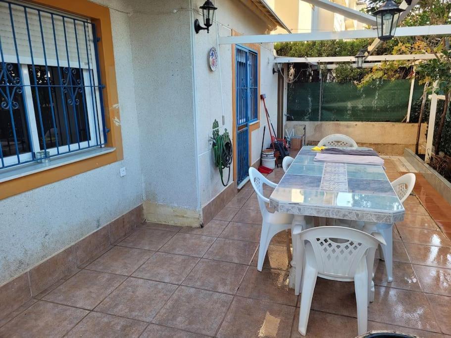 Apartamento Bajo Con Terraza Y Piscina Torrevieja Bagian luar foto