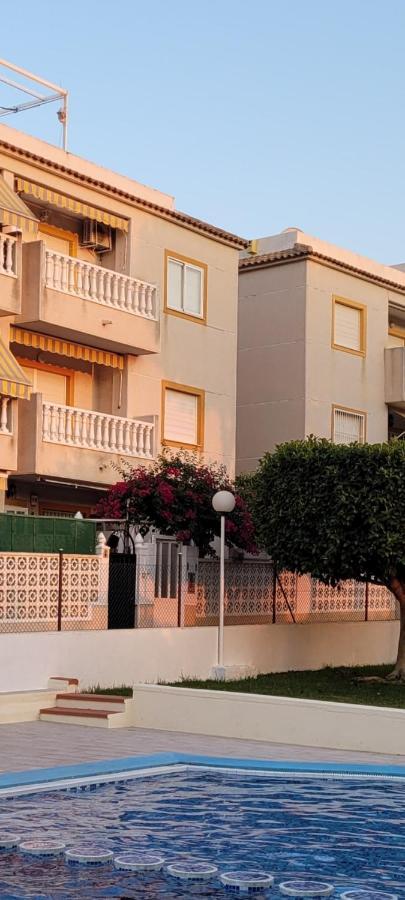 Apartamento Bajo Con Terraza Y Piscina Torrevieja Bagian luar foto